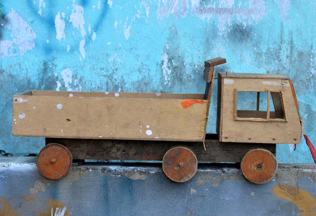 Une petite voiture en bois