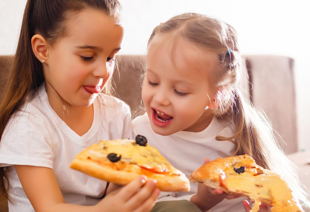 10 Recette de pizza saine et savoureuse pour les enfants 3 Deux, petites filles, manger pizza