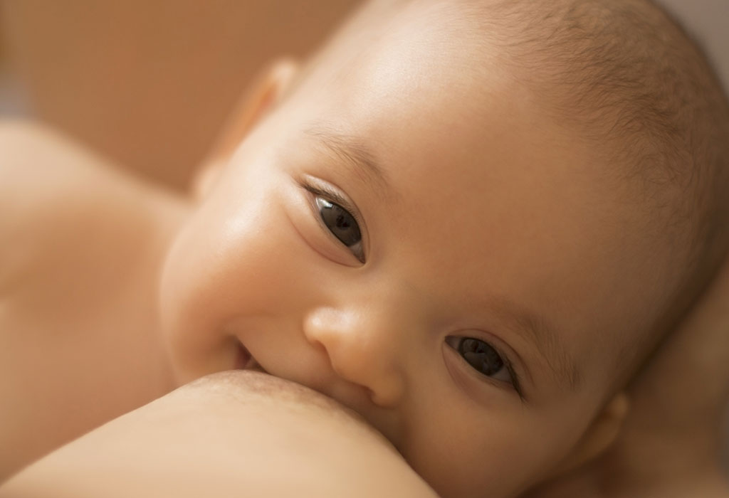 10 signes que votre bébé est rassasié et qu'il a suffisamment de lait maternel