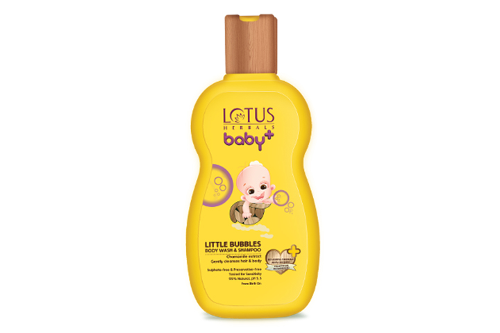 Baigner le bébé avec des produits naturels