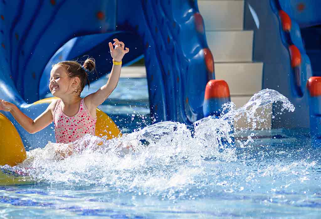 enfant appréciant dans un parc aquatique