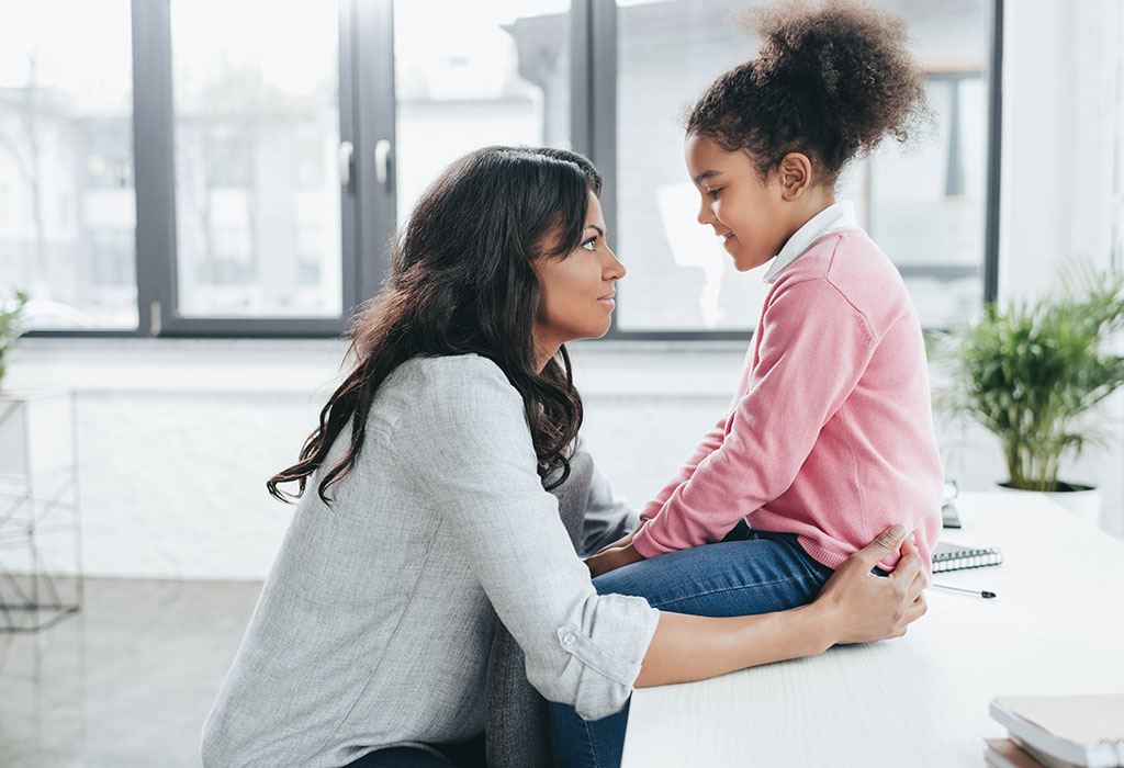 Une mère parle à sa fille.