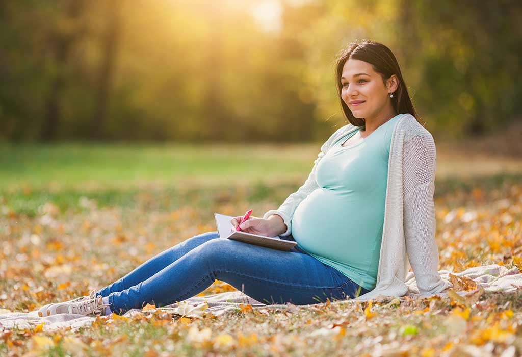maman pense à des noms magiques pour son bébé