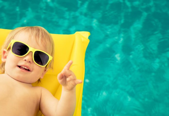 bébé profite de l'été 