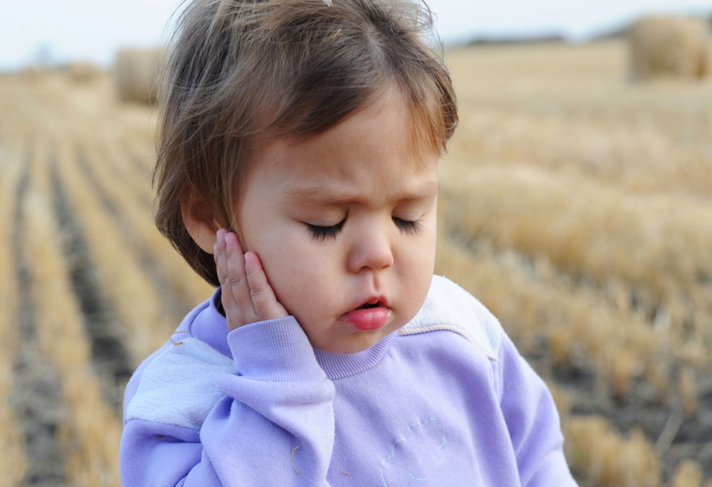 fille tenant son oreille