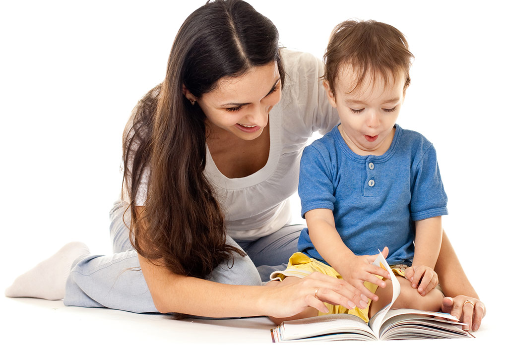 Maman et son fils lisant une bande dessinée