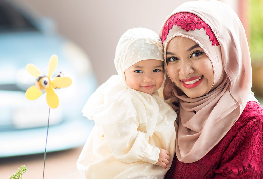 130 noms sacrés de sahabiyat pour fille 3 Une mère tenant sa fille