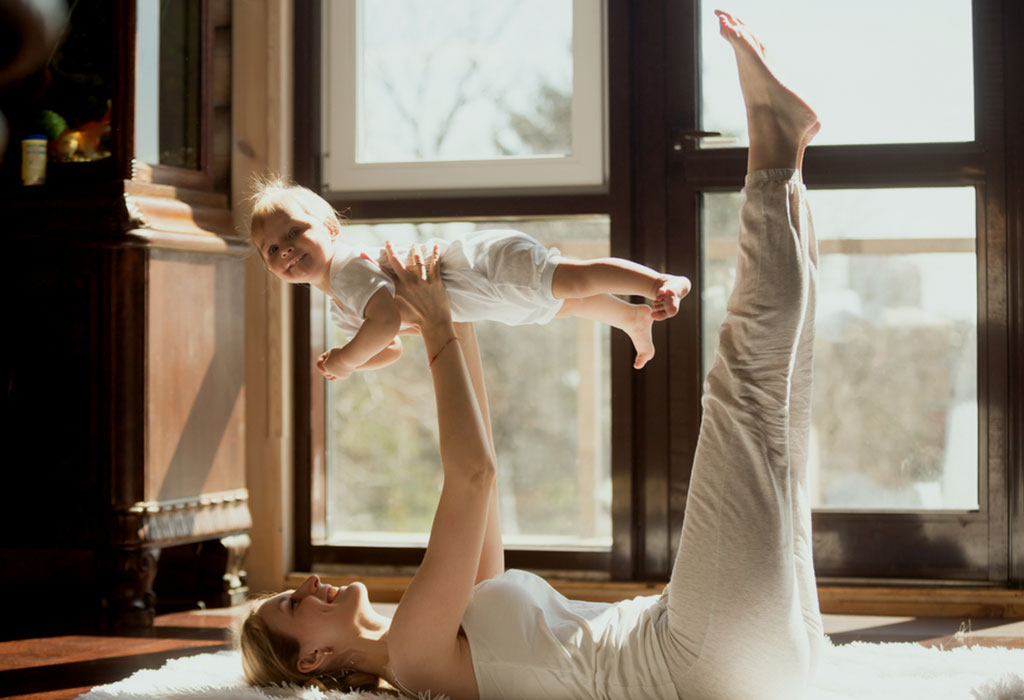 14 exercices faciles et amusants que maman peut faire avec bébé 6 Mère exerçant avec son bébé