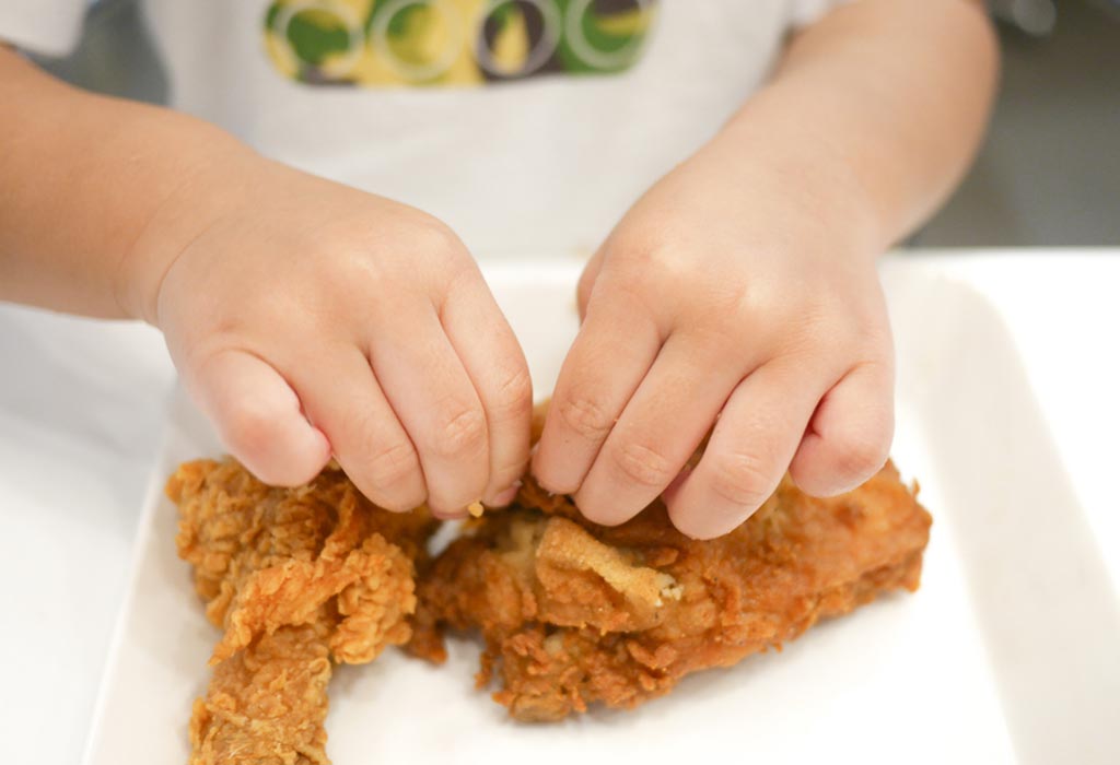 Un enfant ayant du poulet frit
