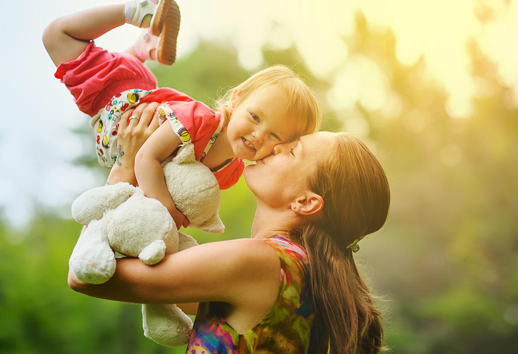 15 conseils parentaux efficaces pour les parents d'enfants d'âge préscolaire 8 Une mère jouant avec sa fille.