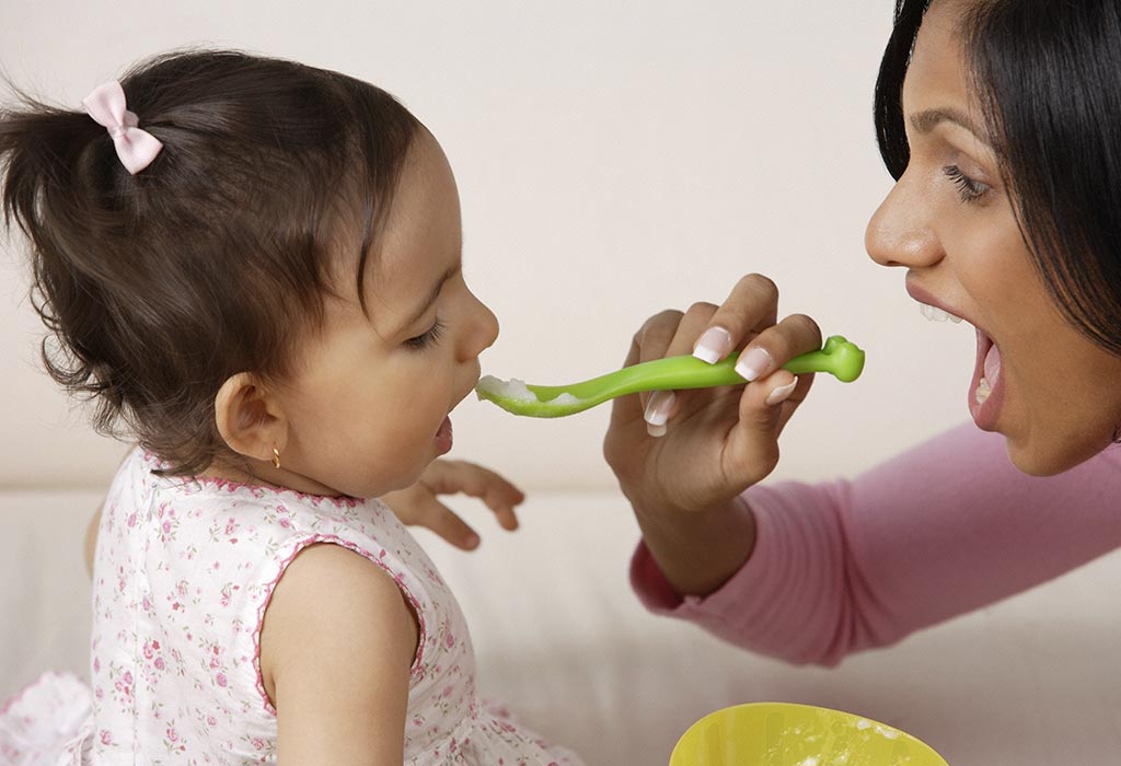 15 délicieuses recettes de cuisine indienne pour un bébé de 1 an 9 Une mère indienne nourrit sa fille