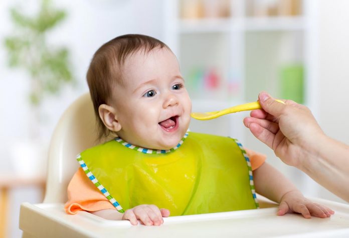 Une mère nourrit son bébé Une mère nourrit son bébé