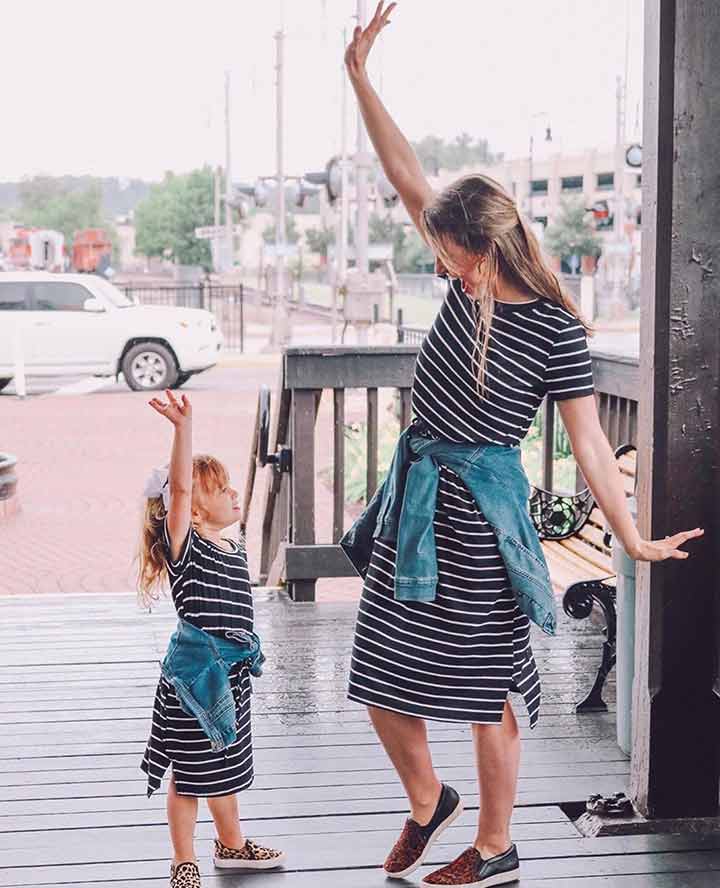 Photos d'enfants jumelés avec leurs mamans