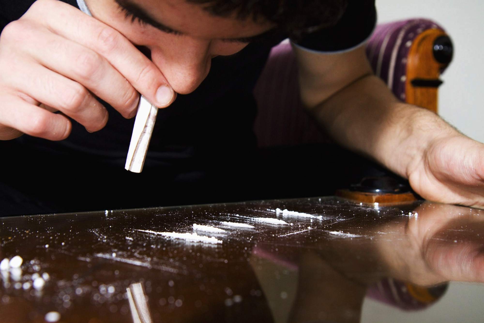 Jeune, gonfler, cocaïne, par, roulé, billets banque