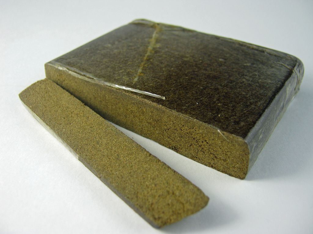 Un bloc de haschisch de 50 g.