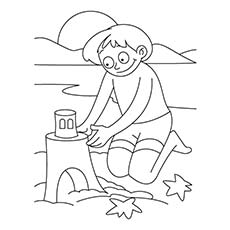 Enfants construisant le château de sable pendant la coloration d'été