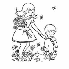 Soeur et frère jouant pendant la coloration du printemps 