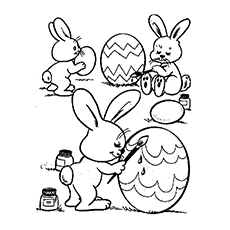 25 superbes pages à colorier d'oeufs de Pâques que votre enfant adorera colorier 30 Coloriage Lapins peignant des oeufs de Pâques dans le jardin