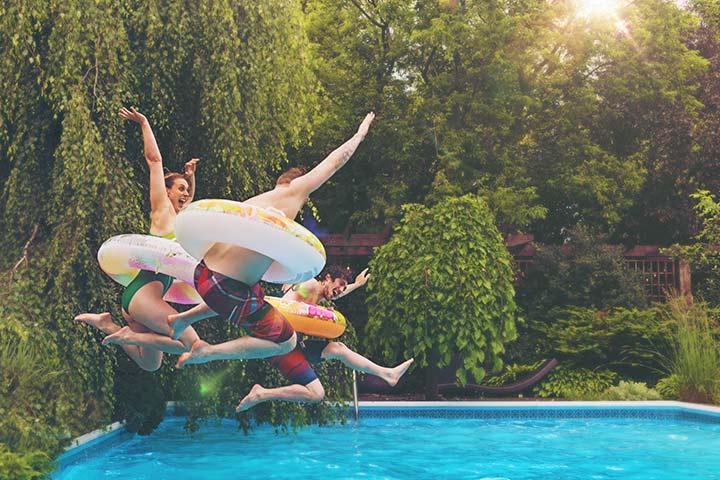 Fête d'anniversaire au bord de la piscine
