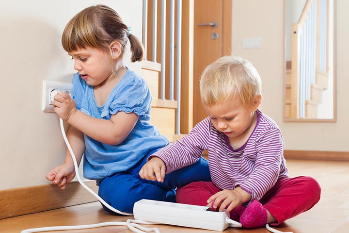 Je me demande pourquoi les enfants aiment jouer avec l'électricité