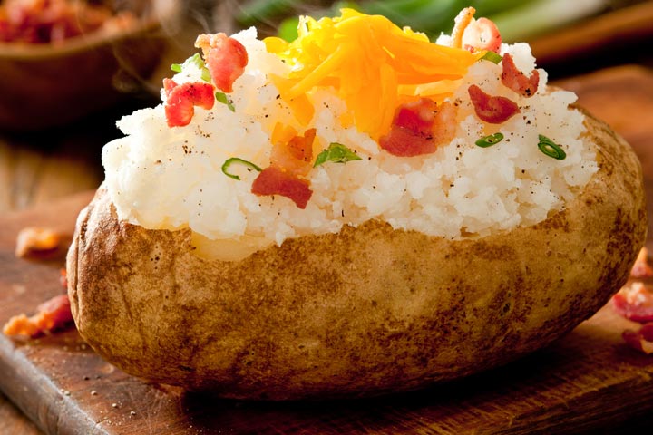 Patate douce au four avec haricots et fromage