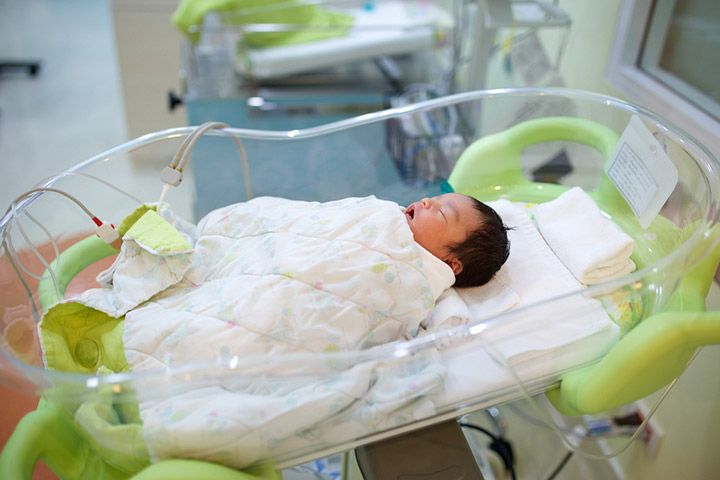 Le bébé pour dormir dans la crèche