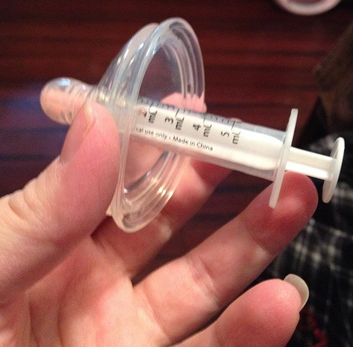 L'astuce intelligente de maman pour qu'un bébé prenne ses médicaments devient virale (3)