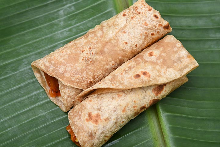 Rouleau de parantha au beurre d'arachide, à la banane et aux pépites de chocolat