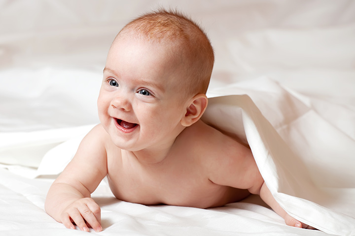 Développement de bébé d'un mois à l'autre - 5e mois de développement