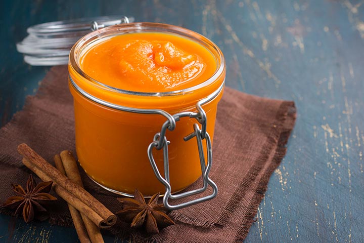 Aliments pour bébés purée de carotte et d'orange