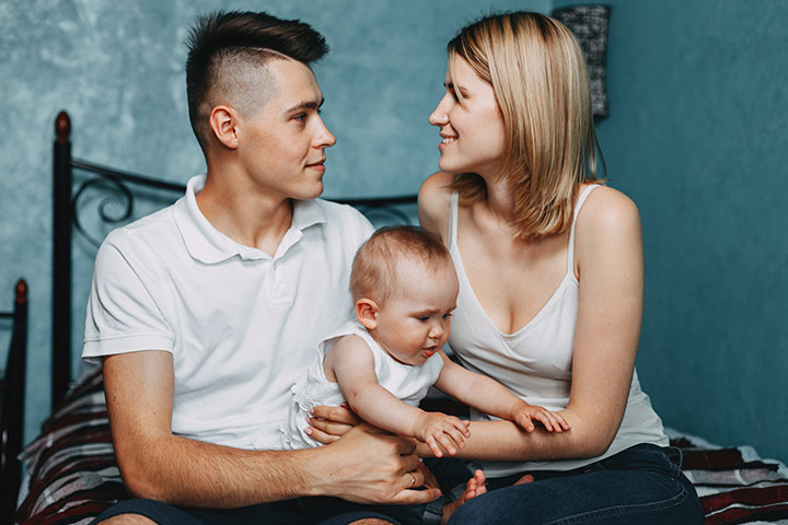 Est-il acceptable de s'embrasser pendant que notre bébé dort dans le berceau dans la même pièce?