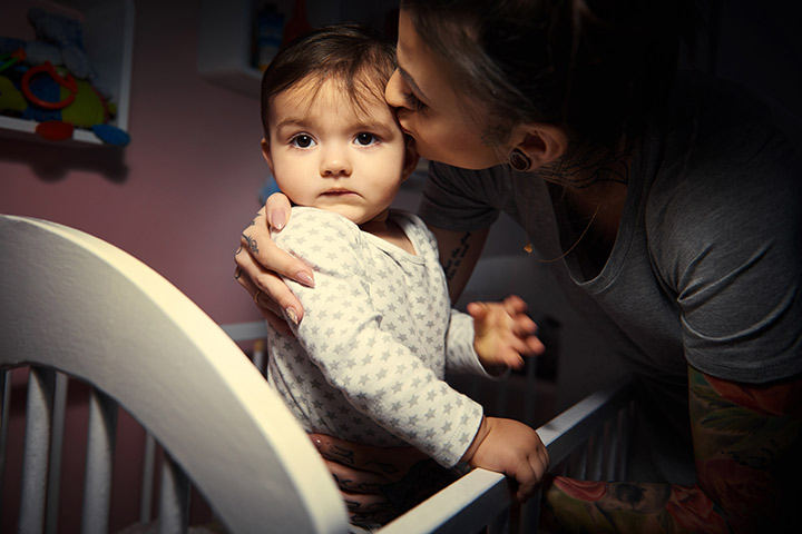 Essayez de ne pas mettre le bébé au lit après qu'il a déjà dormi