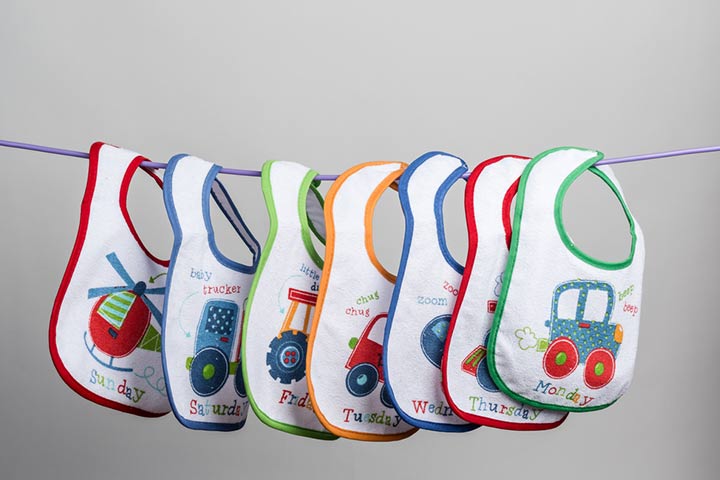 12. Bavoirs bébé signés 