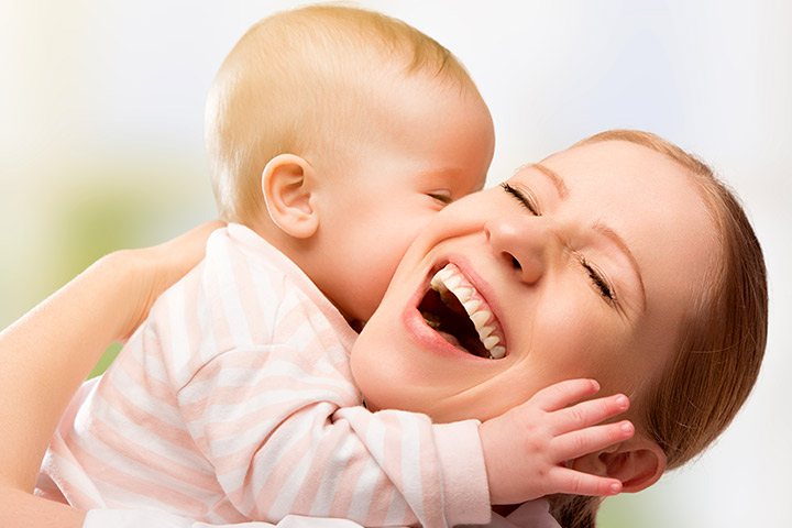 Heureux bébé embrassant la mère - belle mère et bébé photo