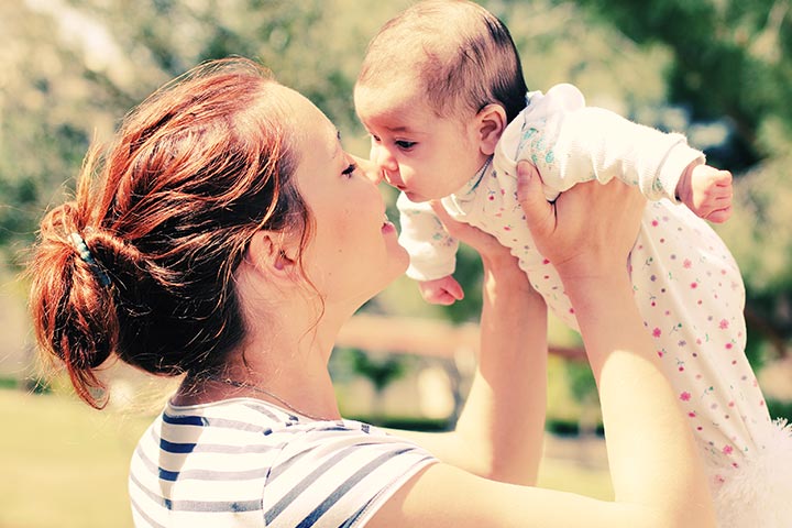 Images de bébé mère en plein air