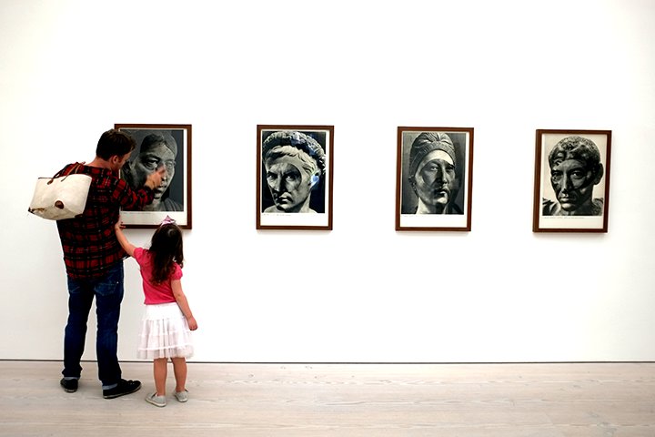 Une visite à la galerie d'art ou aux musées