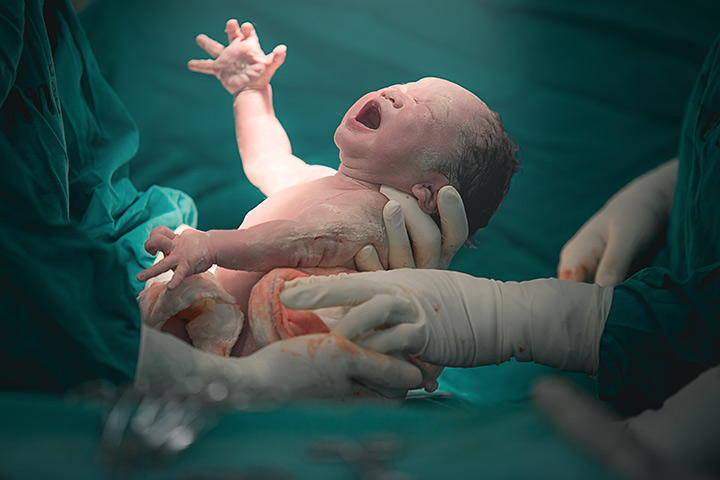 Alors pourquoi un bébé pleure-t-il vraiment à la naissance?
