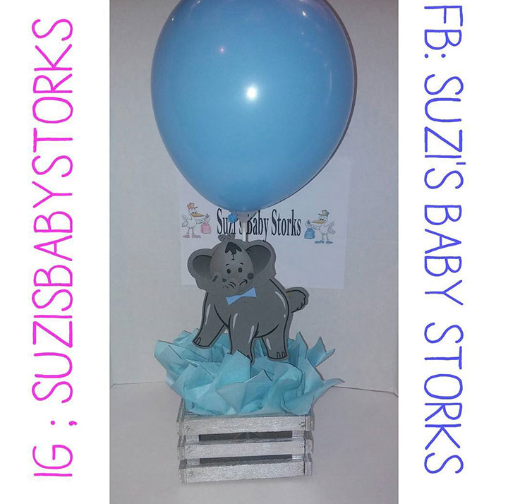 Pièce maîtresse de gâteau de couches d'éléphant bleu et gris