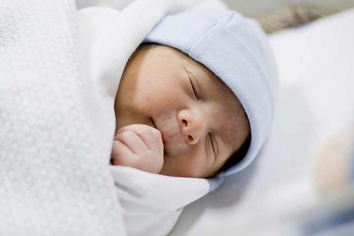 La première mère donne naissance à un bébé de 10 lb et 10 oz malgré l'accouchement deux semaines plus tôt