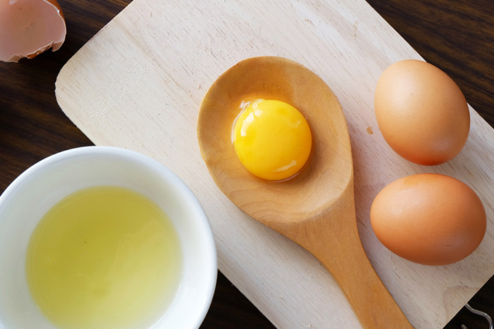 Un paquet fait maison avec du jus de concombre et du jaune d'oeuf