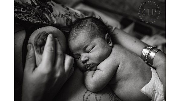 bébé endormi avec du colostrum sortant de la bouche allongé sur la poitrine de maman