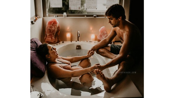 femme, donner naissance, dans, a, baignoire