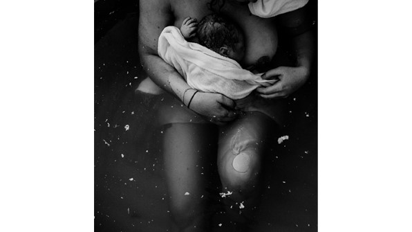maman tenant bébé post-partum