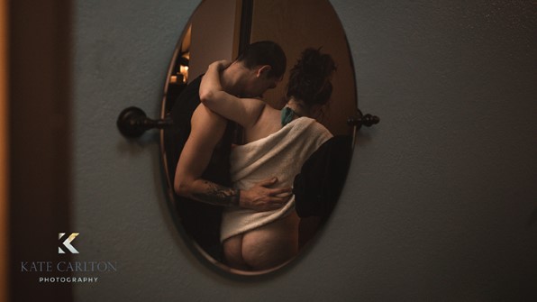 Image miroir de mari avec femme marchant