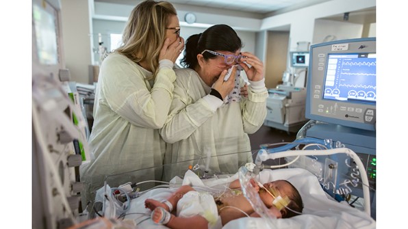nouveaux parents regardant leur nouveau bébé adopté