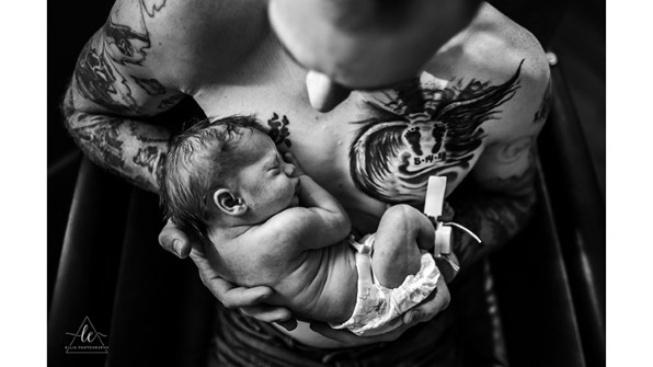 homme tatoué avec nouveau-né