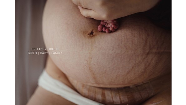 pied de bébé dans le ventre de maman