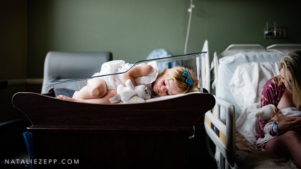 Petite fille, coucher lit bébé, regarder, triste