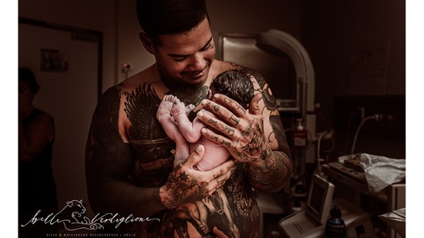 père avec bébé nouveau-né