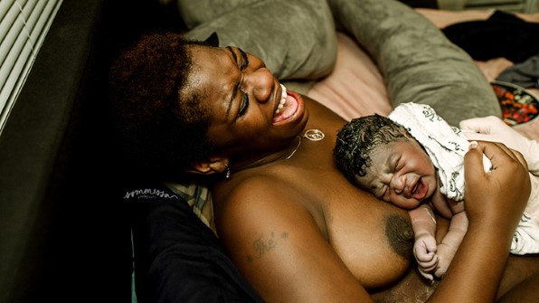 maman gaie avec bébé nouveau-né